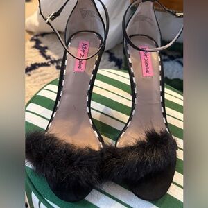 Betsy Johnson 2.5/3” heel Blk ankle strap open toe with blk fur. Rarely worn 9.5
